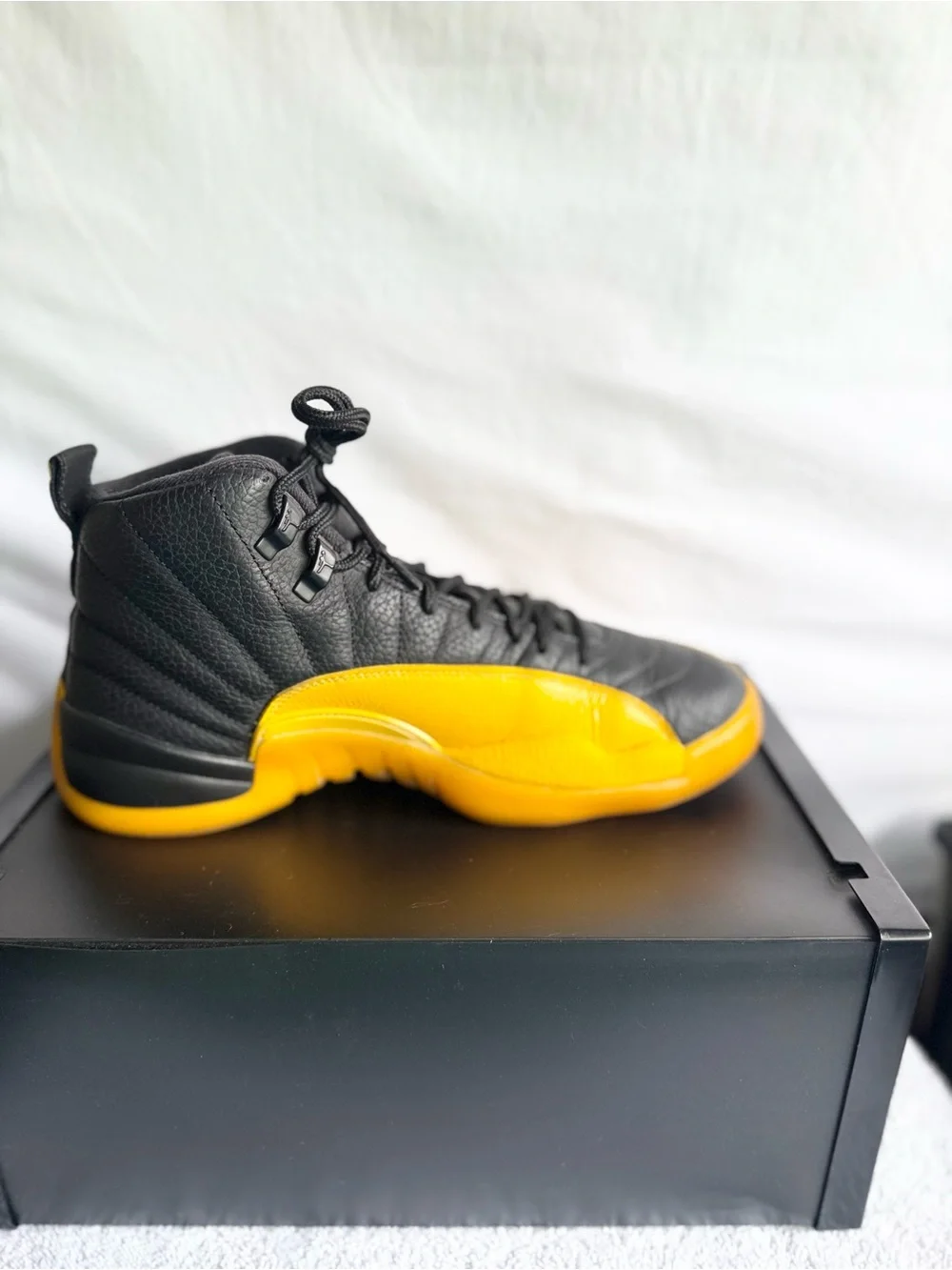 AUTHENTIC Jordan 12 Retro Black University Gold size 9 130690-070 2020 PRE-OWNED